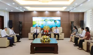 越南广宁省省委常委、省人民议会副主席会见了中国西藏自治区人大代表团