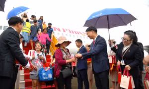 越南广宁省云屯国际机场迎来太阳富国航空首个航班