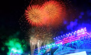 燃放烟花庆祝广宁省成立60周年
