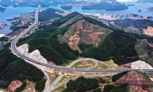 加快连接云屯-芒街高速公路和万宁港道路施工进度
