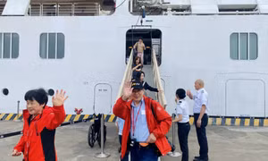 广宁省迎来2024甲辰龙年第一艘国际邮轮