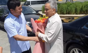 老挝国会代表团访问下龙湾