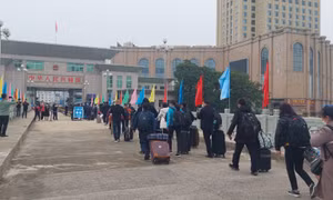 1月8日近1000名人从芒街北仑河1桥入境越南