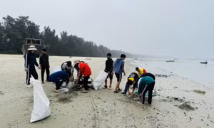 游客边旅游边捡垃圾