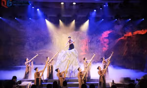 《寻找珍珠》实景演出 锦普市玉龙洞开演