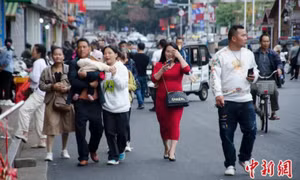 中越边境旅游回暖 游客络绎不绝