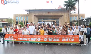 越南广宁省边境旅游魅力不减，芒街口岸人流涌动