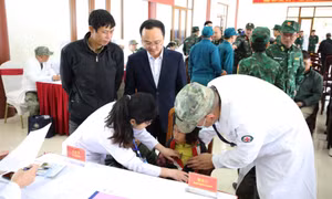 越中两国军医为边境地区居民开展免费义诊活动