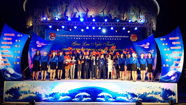 越中青年友谊活动在青春的歌声中圆满落下帷幕，给双方青年代表留下深刻的印象。