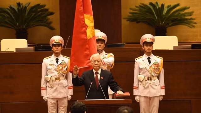 越南国家主席阮富仲在国会上宣誓就职。（图片来源：维玲 摄）