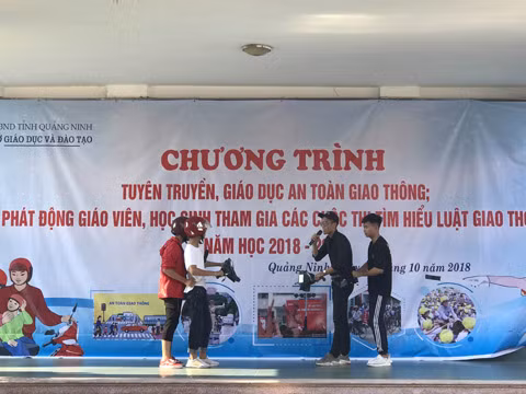 翁门高中学校学生们的交通安全宣传小品。