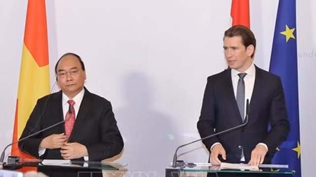阮春福总理和塞巴斯蒂安•库尔茨总理共同主持记者会。