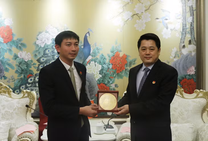 广宁省团委书记黎雄山向共青团广西区委领导赠送纪念品。