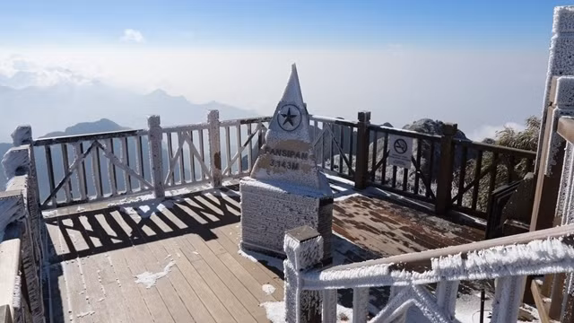 沙巴番西邦峰上银装素裹。
