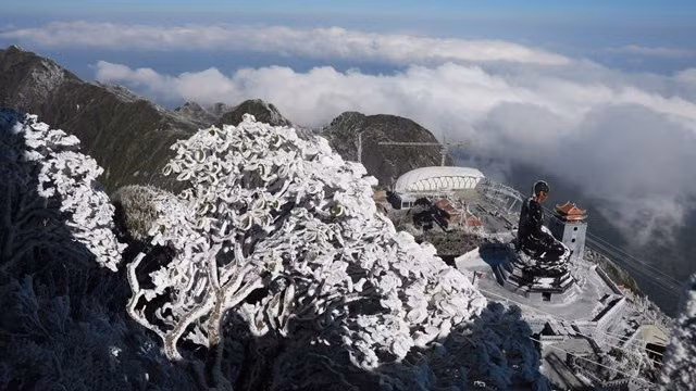 在寒冷的冬日里，当番西邦峰温度下降到零下摄氏度时，“番西邦峰的传说”旅游区成为美不胜收的欧洲白雪天堂。