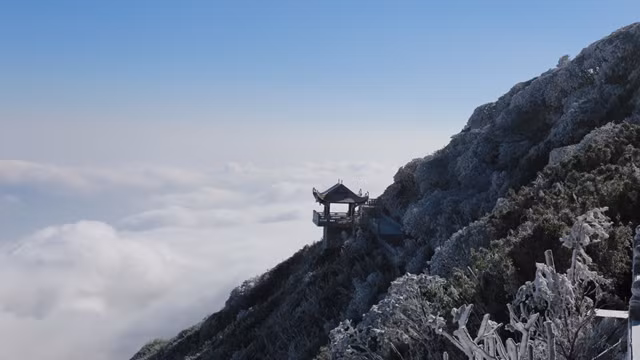 “番西邦峰的传说”旅游区从草地、3,143米三角形顶部、木地板面、台阶到全部自然空间都覆盖着层层白雪，让游客惊喜不已。