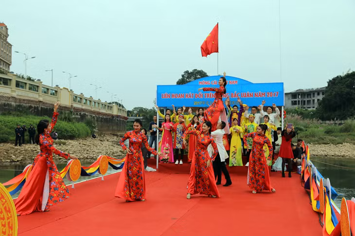 2017越南芒街—中国东兴北仑界河青年对歌联欢（图片来源：越通社）