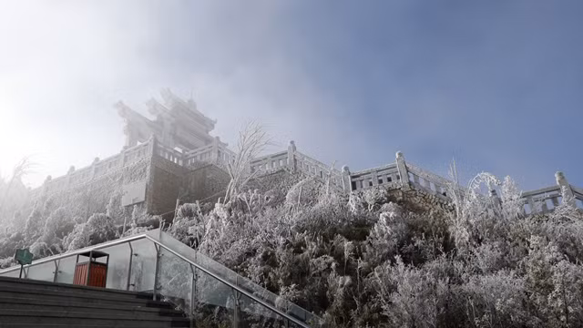 据番西邦旅游区的信息，该旅游区12月18日夜的温度仅有零下7摄氏度，19日早上7点，温度为零下4摄氏度。