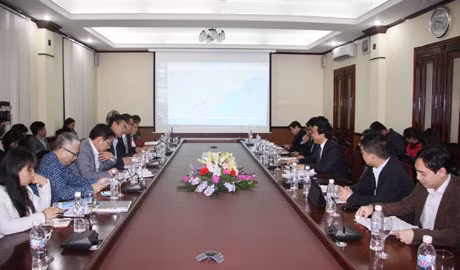 省人委会副主席阮文成与中国投资商代表团会谈。