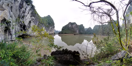 洞内的小胡被石山包围，非常壮观。