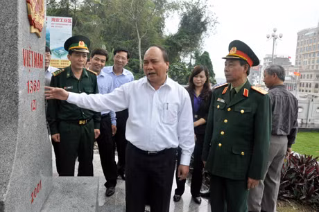 阮副总理视察芒街国际口岸。