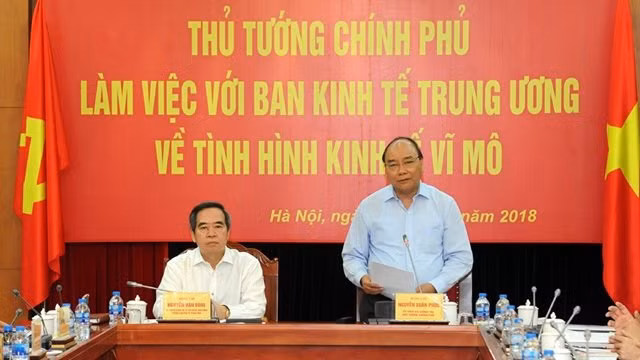 阮春福总理在会上发表讲话。