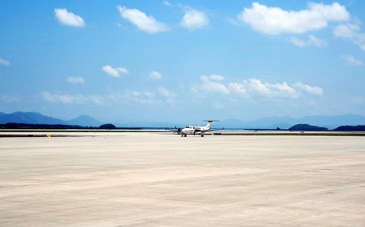 广宁省云屯国际航空港迎接首架飞机。（图片来源：越通社）
