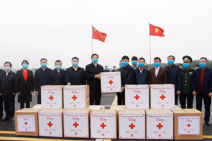越南广宁省党委常务副书记吴黄银向中国广西壮族自治区党委赠送了Covid-19防疫物资。