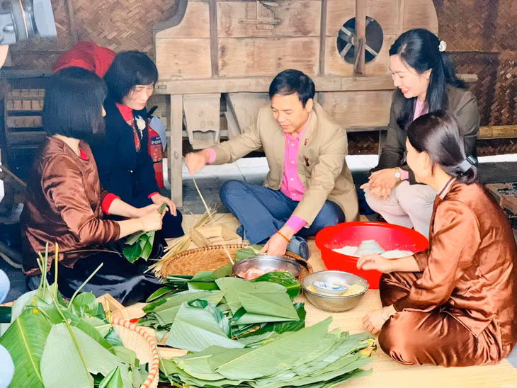 广宁省人民委员会常务副主席邓辉厚跟大家包粽子。