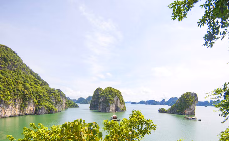 从草洞出口处望看下龙湾景色。