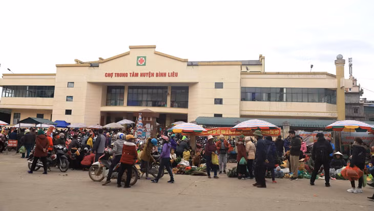 与其他市场不同，平辽集市在每个星期日举行，由于春天来了，春节市场更加拥挤，更加热闹。
