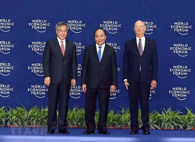 越南政府总理阮春福（中）与世界经济论坛创始人兼执行主 席克劳斯· 施瓦布（右）及中华人民共和国国务院副总理胡春华（左）出席会议。图自越通社