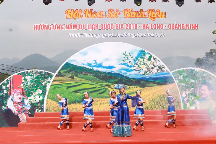 在开幕式上的文艺表演还有中国防城区艺术团带来的精彩的表演节目，引人眼球。