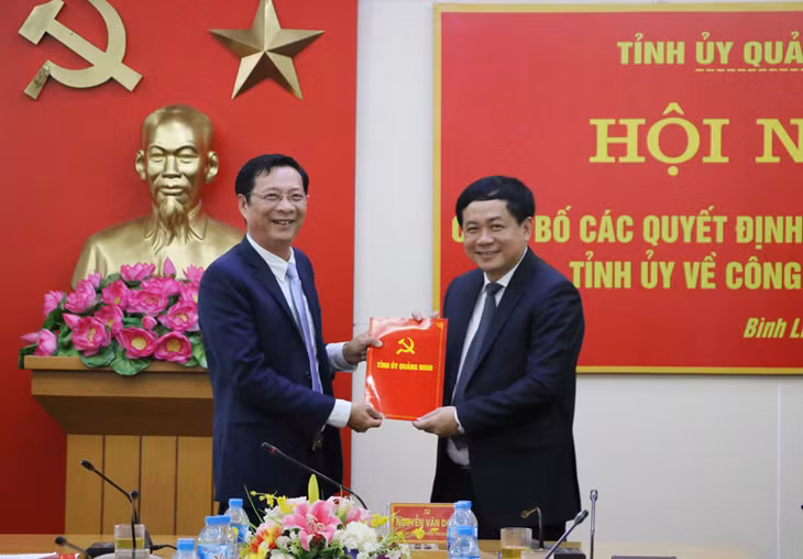 我省省委书记、省人民议会主席阮文读向枚武俊同志颁发决定。