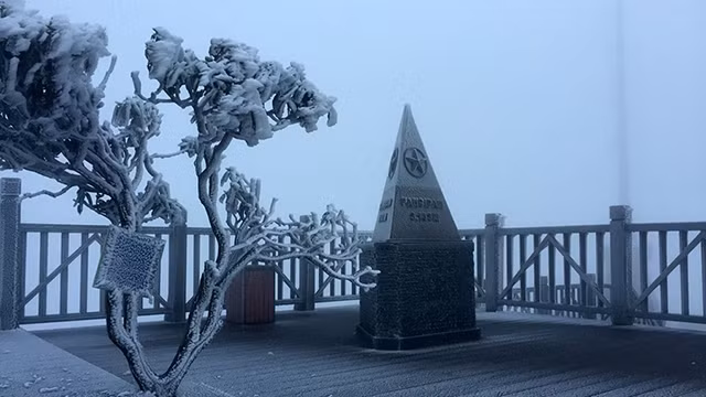 番西邦峰出现降雪现象。
