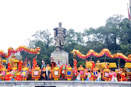 翁门祠庙会在广宁省隆重举行.