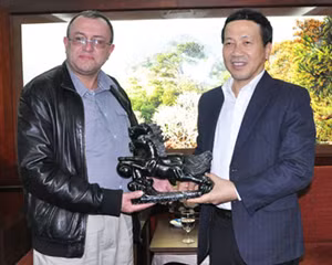 我省人民委员会副主席阮文成向越俄科技投资股份公司赠送纪念品。