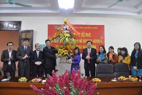 我省领导向省妇女协会干部人员赠送鲜花祝贺。