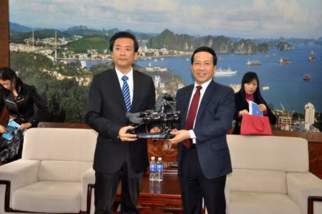 我省人民委员会副主席阮文成向客人赠送纪念品。