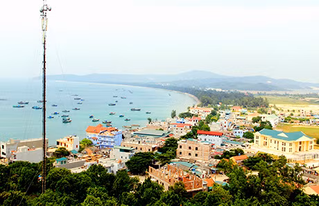 Thị trấn Cô Tô và xã Đồn Tiến là một trong hàng chục hòn đảo lớn, nhỏ thuộc quần đảo Cô Tô nằm cong cong theo hình cánh cung, như một bức thành vững chãi trấn giữ phía biển Đông Bắc của Tổ quốc mà tạo hoá đã ưu ái ban tặng (ảnh 1).