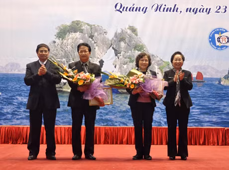 阮氏缘副主席（右一）向援助者颁发奖状（图：广宁报）