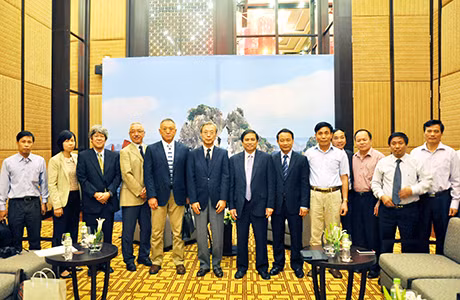 我省省委书记范明正和与会代表合影留念。