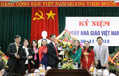 我省人民委员会主席阮文读向教育培训厅赠送鲜花表示祝贺。