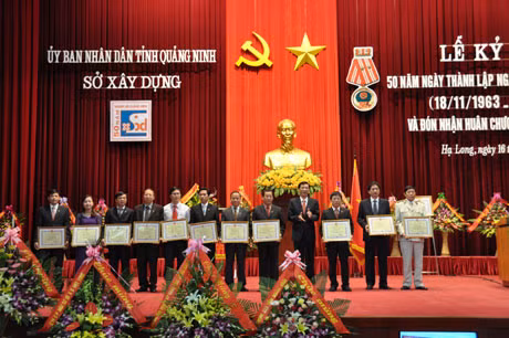 我省人民委员会主席阮文读向在建设广宁建筑业工作中的优秀集体和个人颁发奖项。
