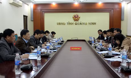 广宁省职能部门代表同中国富仕佳皮草有限公司举行工作会议 (图片来源:广宁报)
