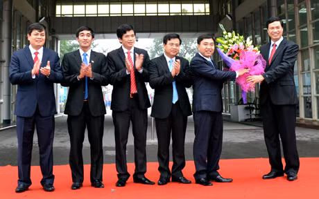 我省省委副书记、省人民议会主席阮德龙向越南青年代表团赠送鲜花致以祝福。