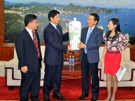 我省人民委员会副主席阮文成向中国广西壮族自治区防城港市工作代表团赠送纪念品。
