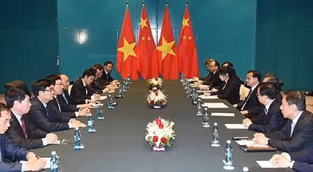 阮春福总理与中国国务院总理李克强举行会谈。（图片来源：越通社）