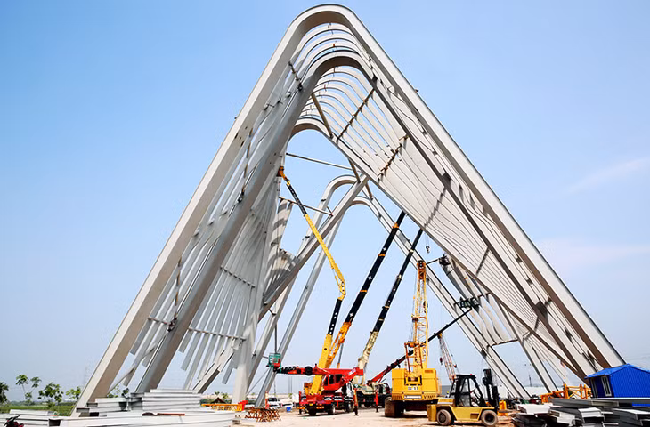 承包商正加快我省欢迎门工程建设进度，力争今年11月竣工投入使用。