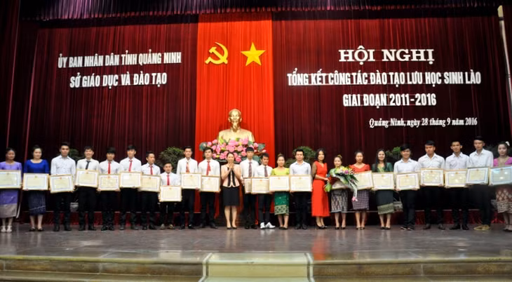 我省教育培训厅向成绩优秀的老挝留学生们颁发奖状。